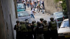 Maskert palestinsk ungdom kaster stein mot israelske sikkerhetsstyrker tidligere denne måneden. (Foto:Bernat Armangue/Scanpix/AP) Maskert palestinsk ungdom kaster stein mot israelske sikkerhetsstyrker tidligere denne måneden. (Foto:Bernat Armangue/Scanpix/AP)
