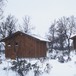 Vetåbua, uthus og hovedhytta i bakgrunnen