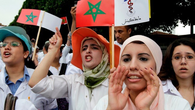 Medisinstudenter i Rabat protesterer mot private skoler (Foto: YOUSSEF BOUDLAL/Reuters) Medisinstudenter i Rabat protesterer mot private skoler (Foto: YOUSSEF BOUDLAL/Reuters)
