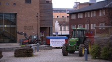 Bøndene aksjonerer i Hamar (Foto: Halvor Mykleby/NRK) Bøndene aksjonerer i Hamar (Foto: Halvor Mykleby/NRK)