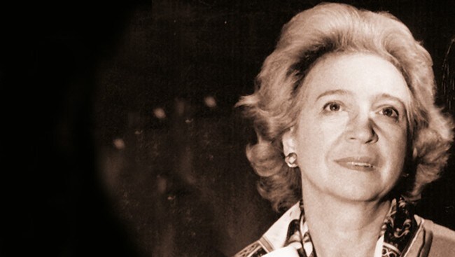Vi møter Wenche Foss som den invalide Mrs Stevenson (Foto: (arkiv)/NRK) Vi møter Wenche Foss som den invalide Mrs Stevenson (Foto: (arkiv)/NRK)