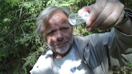 Daglig leder i Agder Flått og Viltundersøkelser, Knut Engelskjøn samler flått på små glass. (Foto: Pål Tegnander/NRK) Daglig leder i Agder Flått og Viltundersøkelser, Knut Engelskjøn samler flått på små glass. (Foto: Pål Tegnander/NRK)