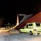 Ambulanser parkert ved fjellstasjonen i Nikkaluokta som torsdag kveld er utgangspunktet for leteaksjonen etter det savnede Hercules-flyet som ble borte mellom Evenes og Kiruna.