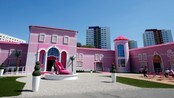 Slike er Barbies drømmehus - Dukken Barbie har fått sitt eget hus midt i Berlin, men feministgrupper er lite fornøyd med sin nye nabo.