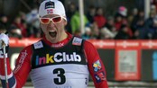 Hattestad falt, Pål Golberg tok seieren - Mens favoritten Ola Vigen Hattestad lå og sprellet i snøen gikk Pål Golberg inn til seier på sprinten i finske Lahti lørdag. Se spurten her.