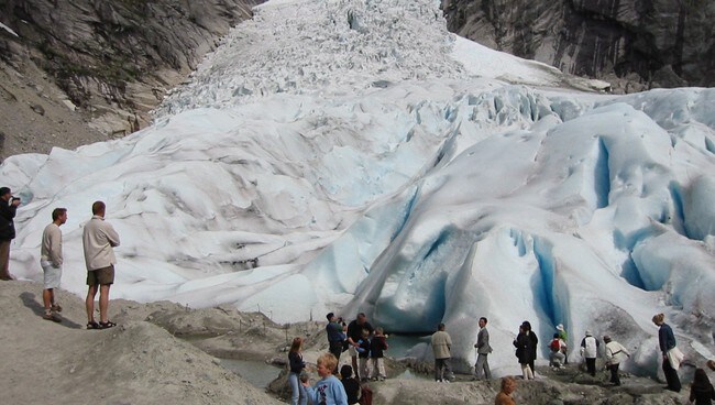 Briksdalsbreen har trekt seg langt tilbake sidan dette biletet vart teke (Foto: NRK) Briksdalsbreen har trekt seg langt tilbake sidan dette biletet vart teke (Foto: NRK)