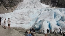 Briksdalsbreen har trekt seg langt tilbake sidan dette biletet vart teke (Foto: NRK) Briksdalsbreen har trekt seg langt tilbake sidan dette biletet vart teke (Foto: NRK)