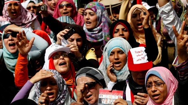Kvinnelige demonstranter i Egypt (Foto: Khalil Hamra/Ap) Kvinnelige demonstranter i Egypt (Foto: Khalil Hamra/Ap)