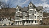 Nytt liv til gammalt hotell - Det flotte bygget i Ørskog, gamle Sjøholt hotell frå 1901, har forfalle i mange år. Men no kjem det hjelp frå uventa hald. Dei som vil ta over seier sjølve at det er galskap, men dei synest prosjektet er for freistande til å late vere.