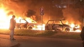 70 ungdommer satte fyr på biler - Det har vært nok en urolig natt i Husby i Sverige. Seks personer ble pågrepet etter steinkasting mot politiet og brannstifting i forstaden til Stockholm.