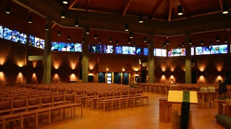 Spjelkavik kirke, interiør mot vest. (Foto: Britt Walle Ekroll)