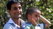 Sahil Saeed med faren Raja Naqqash Saeed (Foto: STR/Scanpix/AFP)