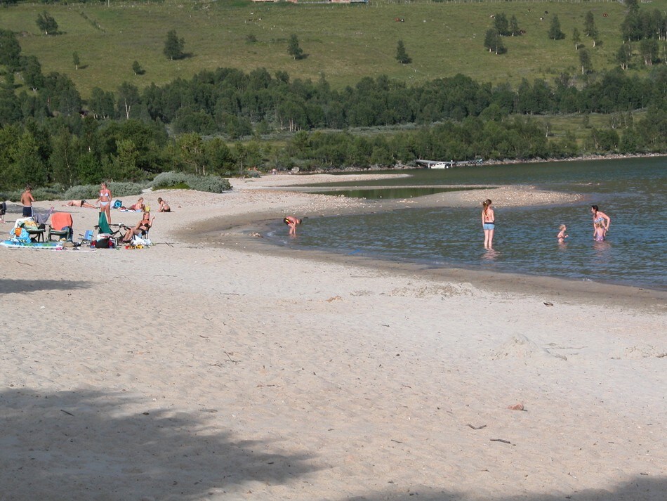 Badestranda Raudøre ligger lie nedenfor Gjevilvasshytta