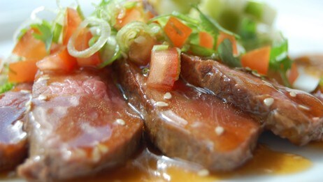 Strutsebiff med sesamsaus (Foto: Hanne Hoftun/NRK)