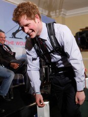 Prins Harry tester utstyret som skal brukes på turen til Nordpolen (Foto: Suzanne Plunkett/Scanpix/Reuters)