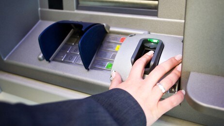 Biometrisk minibank i Polen (Foto: WOJTEK RADWANSKI/AFP) Biometrisk minibank i Polen (Foto: WOJTEK RADWANSKI/AFP)