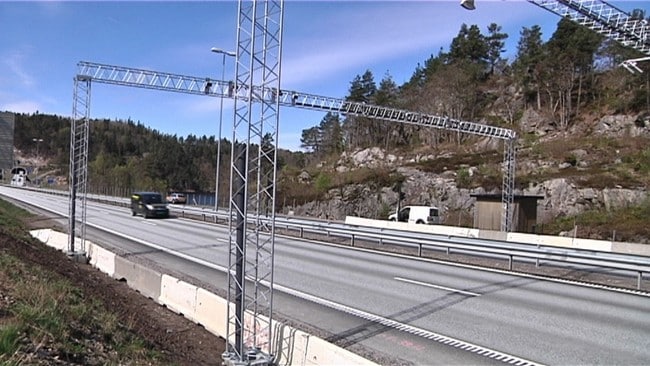 Bomstasjon E18 Lillesand (Foto: Frans Kjetså/NRK) Bomstasjon E18 Lillesand (Foto: Frans Kjetså/NRK)