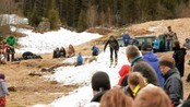 Her set ordføraren og dei andre utfor hoppkanten - Ordførar Oddmund Klakegg i Jølster var ikkje vond å be når han vart beden om å hoppe i Jølstravatnet. Det var før han visste at det var med ski på beina, utfor eit fleire meter høgt hopp...