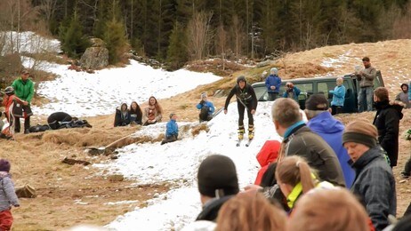 Her set ordførar Oddmund Klakegg utfor hoppbakken (Foto: Torje Bjellaas/NRK) Her set ordførar Oddmund Klakegg utfor hoppbakken (Foto: Torje Bjellaas/NRK)