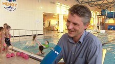 Arnulf Goksøyr i Herøy Fritidsbad (Foto: Bernt Baltzersen/NRK)