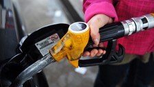 Stigande drivstoffpris som følgje av frykt for krise i oljemarknaden. (Foto: FRED TANNEAU/Afp) Stigande drivstoffpris som følgje av frykt for krise i oljemarknaden. (Foto: FRED TANNEAU/Afp)