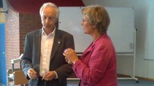 Styreleder Peder Olsen og ansatt representant Liv Thorsen i Sykehuset Innlandet (Foto: Anne Kari Løberg/NRK) Styreleder Peder Olsen og ansatt representant Liv Thorsen i Sykehuset Innlandet (Foto: Anne Kari Løberg/NRK)