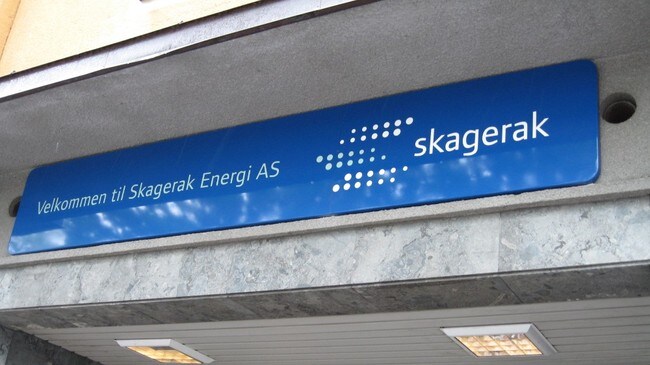 Skagerak Energi Skilt (Foto: Anne Lognvik/NRK)