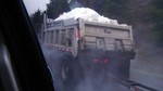 Lastebil med snø