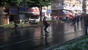 Voldelige sammenstøt i Tyrkia 1. mai - Tyrkiske demonstranter og politi barket sammen i Istanbul i forbindelse med 1. mai-markering onsdag. Demonstrantene kastet stein, mens politiet svarte med vannkanon.