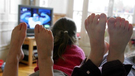 Barn ser på tv (Colourbox.com)