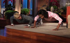 Video Michelle Obama viste muskler (Foto: Nyhetsspiller)