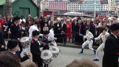 Buekorps og fektarar - Flaggtoget og Hovedprosesjonen i Bergen. 17. mai. Buekorps og fektarar på Bryggen.