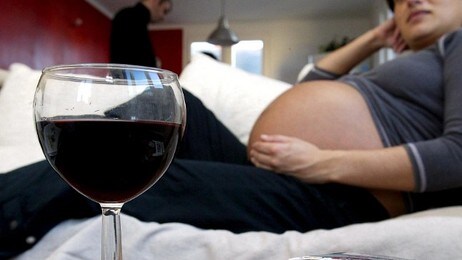 Gravid kvinne med rødvinsglass (Foto: Colourbox.com)