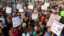 Demonstrasjon mot afrikarar i Tel Aviv. (Foto: RONI SCHUTZER/Afp)