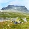 Rondeslottet (2178 m.o.h.). Rondanes høyeste topp gir et flott rundskue over Rondanemassivet. Området er sentralt i Rondane med sine høye tinder, trange juv og dype botner.