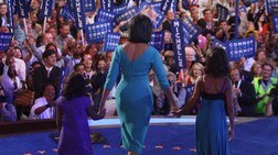 Michelle Obama med døtrene Sasha og Malia under landsmøtet i Denver 2008 (Foto: JOHN MOORE/AFP) Michelle Obama med døtrene Sasha og Malia under landsmøtet i Denver 2008 (Foto: JOHN MOORE/AFP)