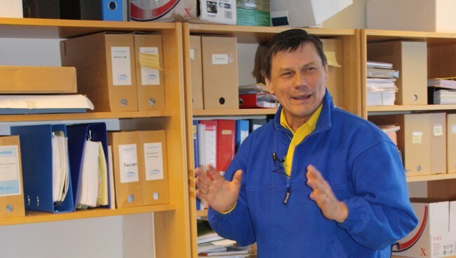Ole Henrik Magga pakker ned bøker (Foto: Åse Pulk)