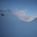 Snøholstind 2141moh til høyre og Store Rauddalseggje 2168 moh til venstre og Grisljetønnen i bakgrunnen 1518 moh
