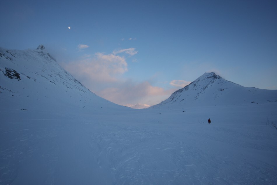 Snøholstind 2141moh til høyre og Store Rauddalseggje 2168 moh til venstre og Grisljetønnen i bakgrunnen 1518 moh