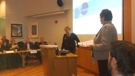 Clara Øberg og Jorunn Ringstad presenterer strategiplanen (Foto: Per Kristian Grimeland/NRK)