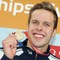 Alexander Dale Oen viser stolt frem gullmedaljen fra svømme-EM i 2008. 