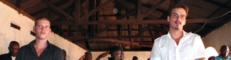 Moland og French i rettssalen i Kisangani, Kongo. (Foto: STRINGER/Afp)