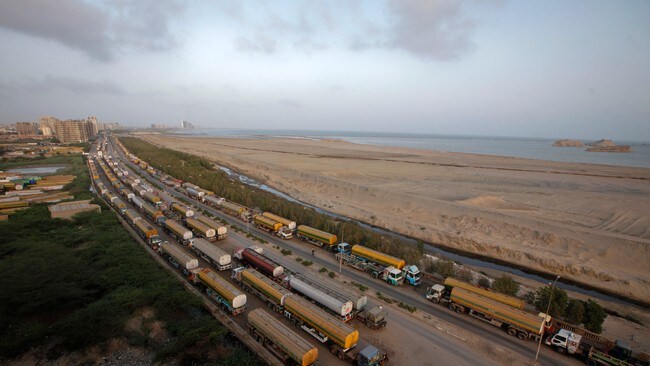 Pakistanske tankbiler (Foto: ATHAR HUSSAIN/Reuters) Pakistanske tankbiler (Foto: ATHAR HUSSAIN/Reuters)