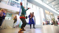 Samiske sjamaner samlet seg for trommereiser ved Bardufoss leir (Foto: Kenneth Hætta)
