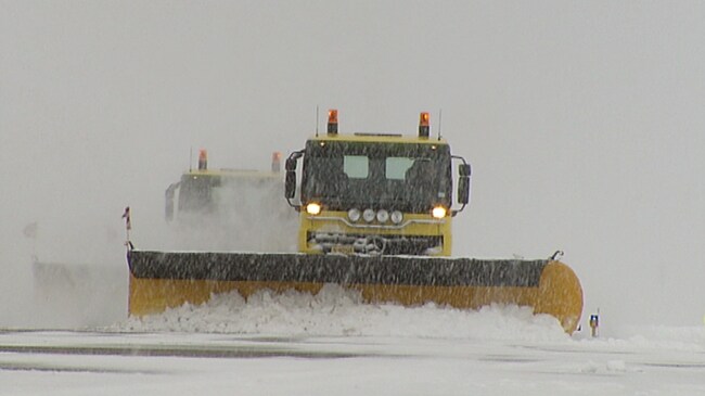 Snøbrøyting Bodø Lufthavn (Foto: Lars-Bjørn Martinsen/NRK)