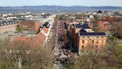 «Time lapse» over Munkegata - Se Trondheim sentrum fylles med folk fra morgenen av til barnetoget begynte 17. mai. (Foto: Geir Wennberg)