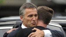 Jens Stoltenberg omfavner Eskil Pedersen (Foto: ODD ANDERSEN/Afp) Jens Stoltenberg omfavner Eskil Pedersen (Foto: ODD ANDERSEN/Afp)