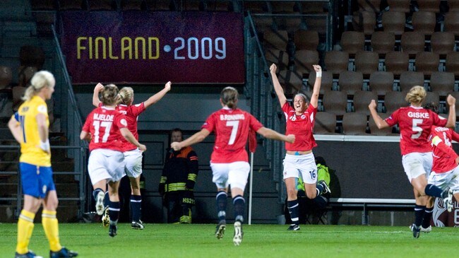 De norske fotballjentene jubler mot Sverige (Foto: EKSTRÖMER, JONAS/Scanpix)