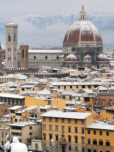 Snø og kulde preger Europa, også Firenze i Italia (Foto: Fabrizio Giovannozzi/Scanpix/AP)