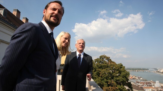 Kronprins Haakon og kronprinsesse Mette-Marit møtte Ungarns president László Solyom i Budapest. (Foto: Åserud, Lise/Scanpix) Kronprins Haakon og kronprinsesse Mette-Marit møtte Ungarns president László Solyom i Budapest. (Foto: Åserud, Lise/Scanpix)